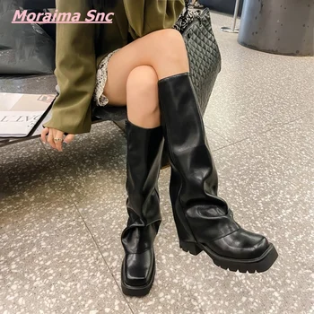 2022 г. Есенно-зимни дамски ботуши до коляното в черен цвят от класната на кожата с кръгло бомбе и страничния цип на платформата, Чубрица модни обувки в стил пънк на квадратен ток