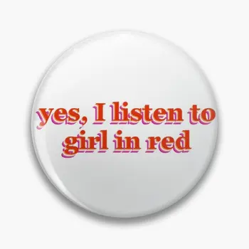 Да, аз слушам Момиче в Червено Софт Бутон за Жени Подаръци Дрехи Креативна Забавно Жени На Ревера Значка Любовник Брошка Декор Женски Яка Метал