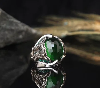 Инкрустированное зелен скъпоценния камък на пръстена охраняем трансгранично европейското и американското модно ретро-пръстен
