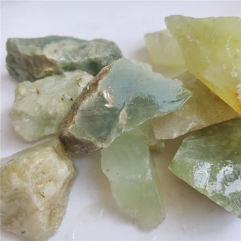 Продажба на едро на Китай Сюянь Нефрит Зелено Сияние за Ръчно Дялан Обработка на Бижута Суровини За Производство на Домашни Декоративни Камъни